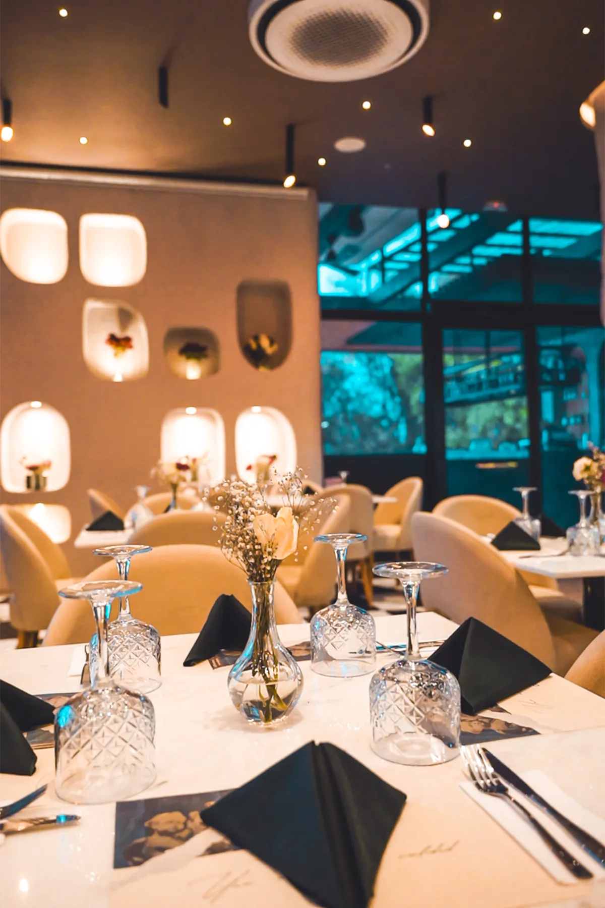 Salón de restaurante preparado para recibir comensales